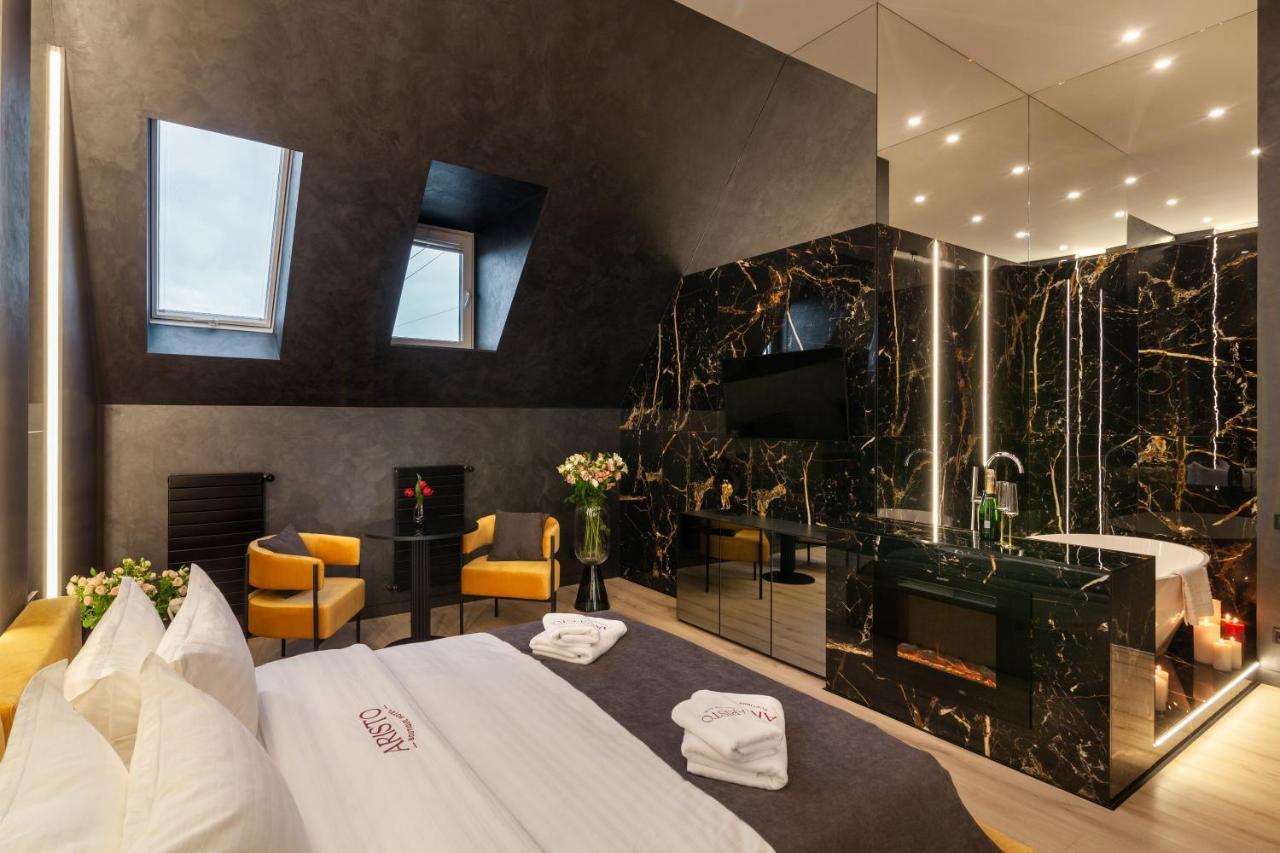 לבוב Aristo Jacuzzi Hotel מראה חיצוני תמונה
