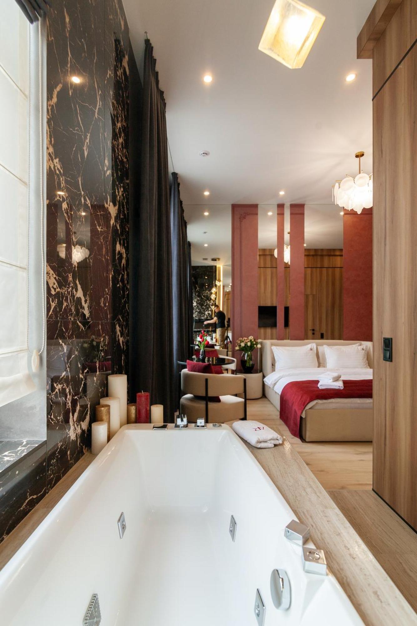 לבוב Aristo Jacuzzi Hotel מראה חיצוני תמונה