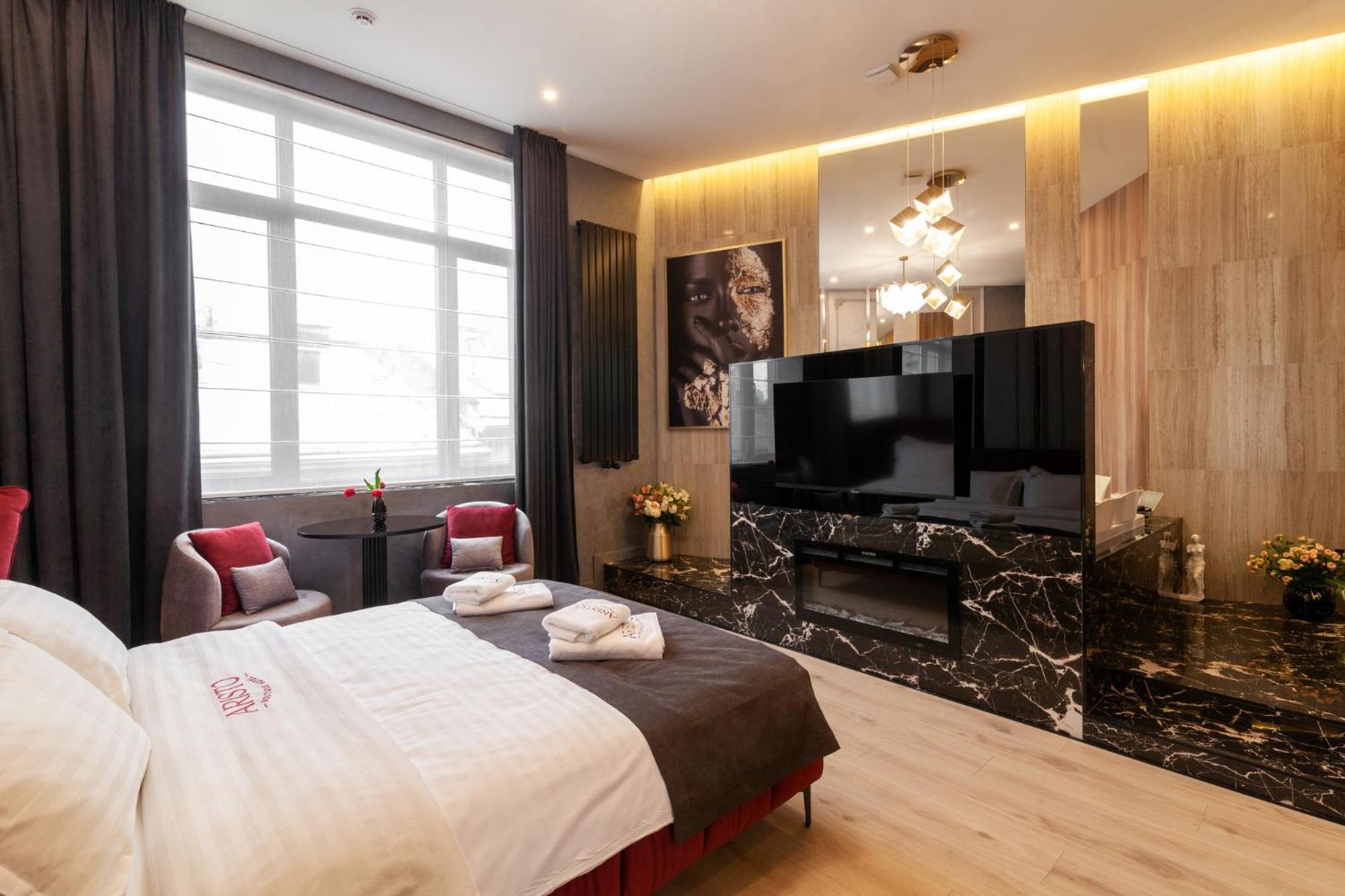 לבוב Aristo Jacuzzi Hotel מראה חיצוני תמונה