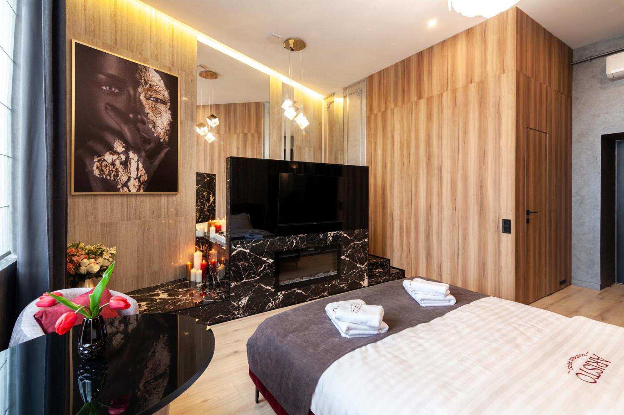 לבוב Aristo Jacuzzi Hotel מראה חיצוני תמונה
